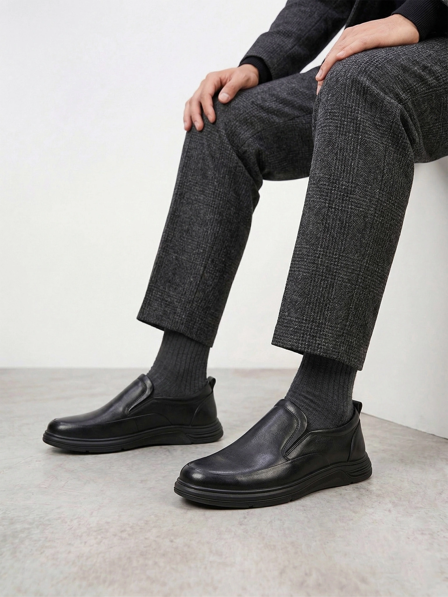 Туфли черного цвета с эластичными вставками